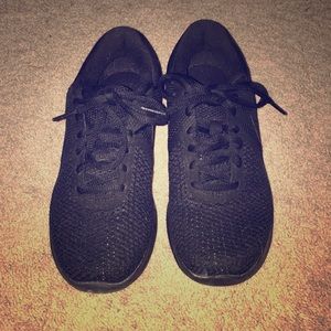 Black Nike tennis shoes